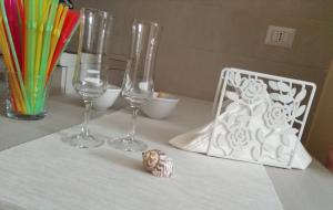 特拉尼Suite BB Trani的一张桌子,上面有两杯酒杯和酒壳