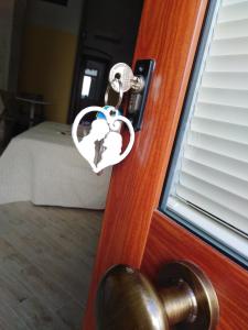 特拉尼Suite BB Trani的门上带有心形锁的手推车