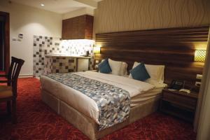 纳布卢斯Yaldiz Palace Hotel的一间位于酒店客房内的带大床的卧室