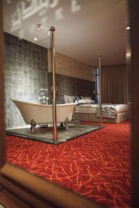 纳布卢斯Yaldiz Palace Hotel的卧室内的浴缸