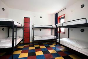 格罗宁根布德格特旅馆的宿舍间设有三张双层床和一张可拼接的地板。