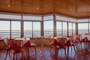 马贝拉普林塞萨海滩公寓酒店的用餐室设有桌椅和窗户。