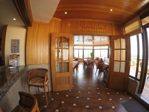 马贝拉普林塞萨海滩公寓酒店的餐厅拥有木墙和桌椅