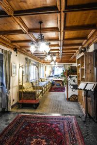 卡瓦莱塞格伦沃尔德酒店的一间设有床铺的客房,地板上铺有地毯