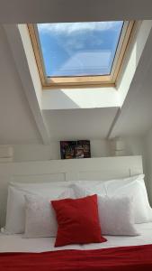 博洛尼亚3-Tourist House Bologna-Mansarda - Self check-in的一间卧室配有一张床铺,上面设有天窗