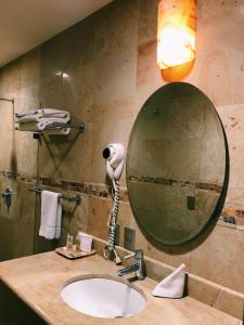 瓦哈卡市Hotel Casa las Mercedes的一间带水槽和镜子的浴室