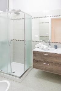 梅萨涅Namastè的一间带玻璃淋浴和水槽的浴室