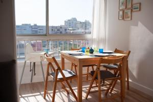 莫吉奥Studio Carnon loggia au soleil et la mer à 2 pas的窗户客房内的桌椅