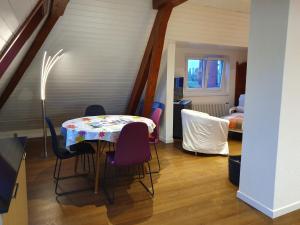 尼翁Appartement Entre Monts et Lac court et moyen séjour的一间用餐室,在房间内配有桌椅