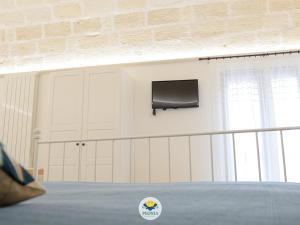 拉泰尔扎Peonia - appartamento的卧室配有壁挂式平面电视
