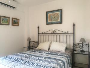福恩吉罗拉丰希罗拉卡瓦哈尔公寓的卧室内的一张床位,配有2个床头柜和2盏灯
