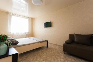 苏梅Luxury apart-hotel on Kharkovskaya neer Manufaktura的小房间设有床和沙发