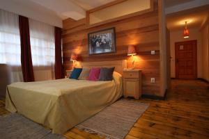 莫克拉戈拉美卡维尼克度假村的卧室配有一张床铺,位于带木墙的房间内