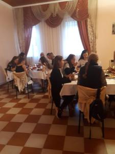 卡缅涅茨-波多利斯基Пані Анна的一群坐在餐厅桌子上的人