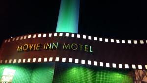 里贝朗普雷托Movie Inn Motel e Hospedagem的绿色建筑,移动 显示模型