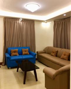 宿务Arcadio's Guest House in Mactan, Cebu的客厅配有两张沙发和一张咖啡桌