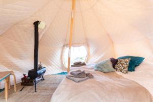 特格斯特Free Canari - Los Alamos 8的帐篷内一间卧室,配有一张床