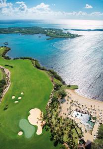 Beau Champ安娜希塔高尔夫及Spa度假酒店的高尔夫球场和海洋的空中景致