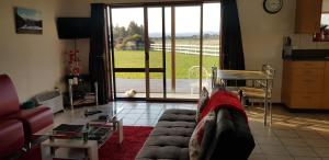 HawardenBentleys Country Stay的带沙发和大窗户的客厅