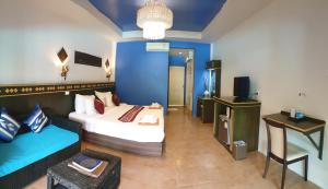 涛岛涛岛泰安度假酒店的酒店客房,设有两张床和一张沙发