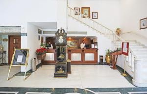 新德里阿肖克乡村度假酒店的楼梯间中间的时钟