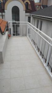 哈斯科沃Самостоятелен етаж от къща за гости的房屋内的阳台配有白色栏杆