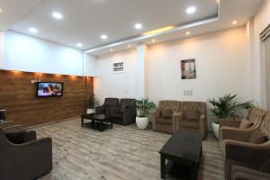 Al Qaswaa Furnished Apartements的休息区