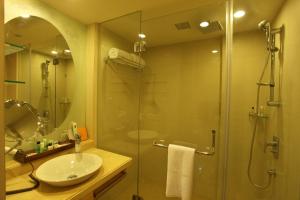 拉杰果德Comfort Inn Legacy的一间带玻璃淋浴和水槽的浴室