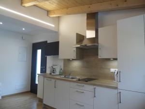 萨尔图西奥Appartements Pixner的厨房配有白色橱柜和水槽