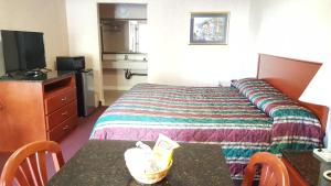 加洛韦中庭套房酒店的酒店客房配有一张床铺和一张桌子。