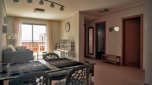 格拉纳迪利亚德亚沃纳Okeanos sea view 1 bedroom VR-S的一间带桌椅的客厅和一间厨房