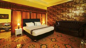 普兰巴南卢玛德萨旅馆的一间卧室配有一张床和一张沙发