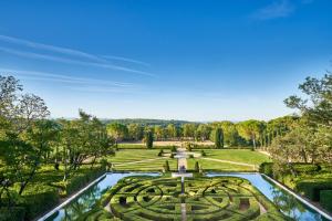 普罗旺斯艾克斯Château de la Gaude的享有花园的空中美景和迷宫