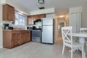 西耶斯塔岛Foxtail的厨房配有白色冰箱和桌椅