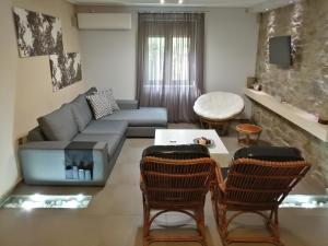 特里卡拉Modern Residence in the Center of Trikala的客厅配有沙发和桌椅