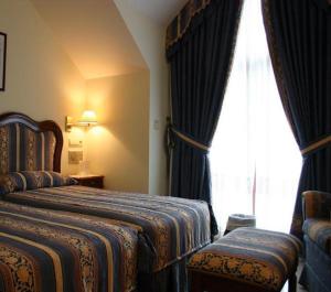 Borleña德柏丽娜酒店的酒店客房设有两张床和窗户。