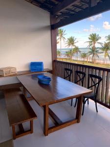 伊塔齐米林Apartamento beira-mar no Bali Bahia的一间设有桌子并享有海滩美景的用餐室