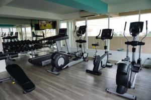 乔木提恩海滩亚特兰蒂斯乔木提恩水世界度假村的健身房,有一大堆跑步机和椭圆机