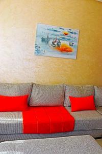 拉巴特Appartement Standing Quartier Tour Hassane (près Marina)的客厅里配有红色枕头的沙发