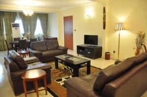 杜阿拉德加勒王子酒店的带沙发和电视的客厅
