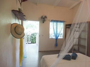 卡维塔Playa Grande Lodge & Tree House的一间卧室设有一张床和一个窗口