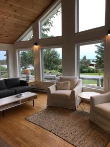 Private Waterfront Luxury on the Bras D'Or Lake的休息区