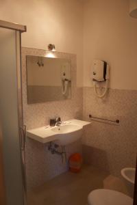 阿祖罗港Affittacamere Vista Mare的一间带水槽和镜子的浴室