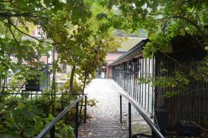 圣特雷登瓦卡蒂洛吉斯德克莱莫特住宿加早餐旅馆的通往带围栏的建筑的走道