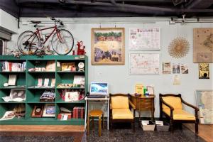 台南东宁文旅的一间房间,配有书桌,墙上挂着自行车