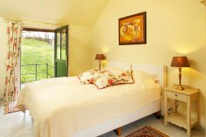 圣特雷登瓦卡蒂洛吉斯德克莱莫特住宿加早餐旅馆的卧室配有白色的床、窗户和床头柜。