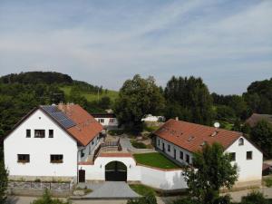 PostupiceStatek Český Dvůr的白色建筑村景空中景观