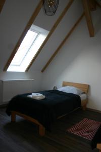 Pettstädt雅可布斯维格GbR旅馆的一间卧室设有一张大床和大窗户