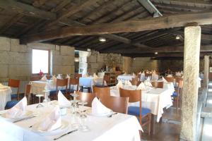 阿拉力兹卡萨比拉沃阿乡村民宿的一间设有白色桌椅的用餐室
