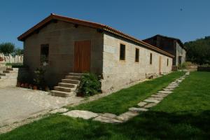 阿拉力兹卡萨比拉沃阿乡村民宿的红门和草的小砖楼